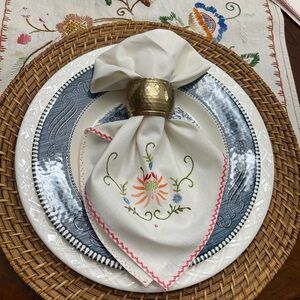 Set of 8 embroidered napkins.